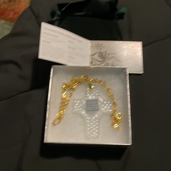 Crystal cross necklace - Picture 3 of 5